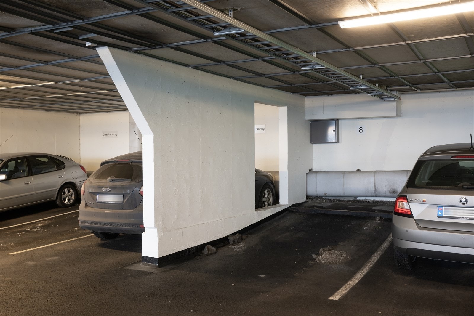 Leiligheten har parkeringsplass i felles garasjeanlegg, merket med nr 8 Galleribilde