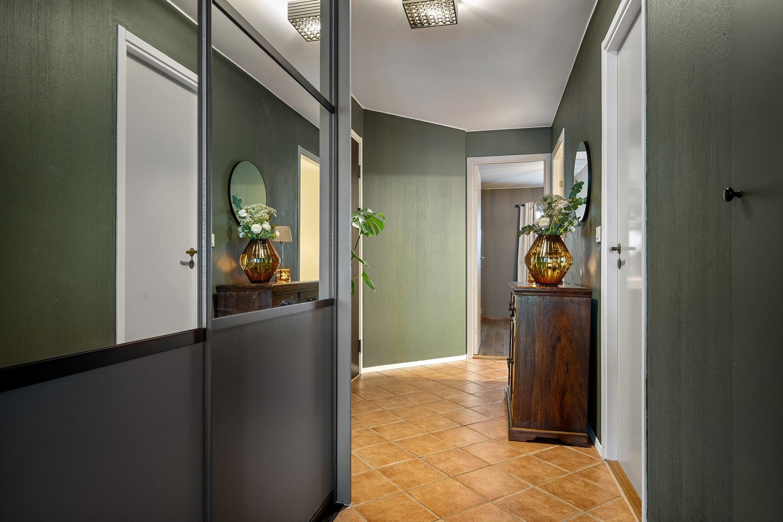 Innbydende entrè med god plass til garderobeløsning for yttertøy og sko Galleribilde