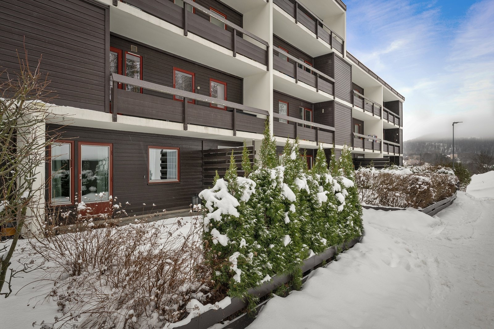 Det er umiddelbar nærhet og kort gangavstand til alle fasiliteter og servicetilbud i Sandvika, samt til sjøen og flotte turmuligheter Galleribilde