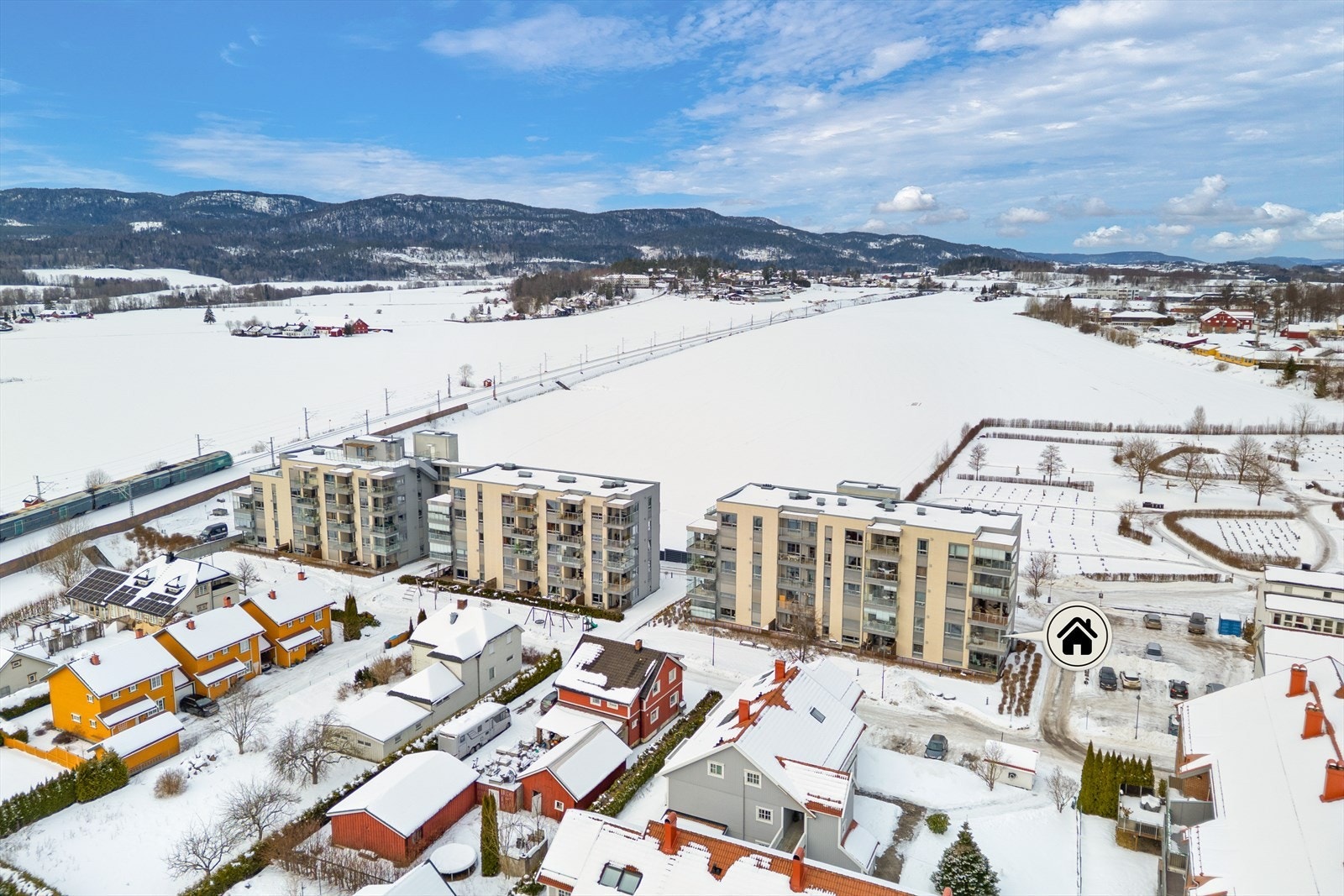 Denne beliggenheten gir deg en praktisk hverdag med alle nødvendige fasiliteter i gangavstand - - perfekt for et praktisk og komfortabelt liv i hjertet av Sande. Galleribilde