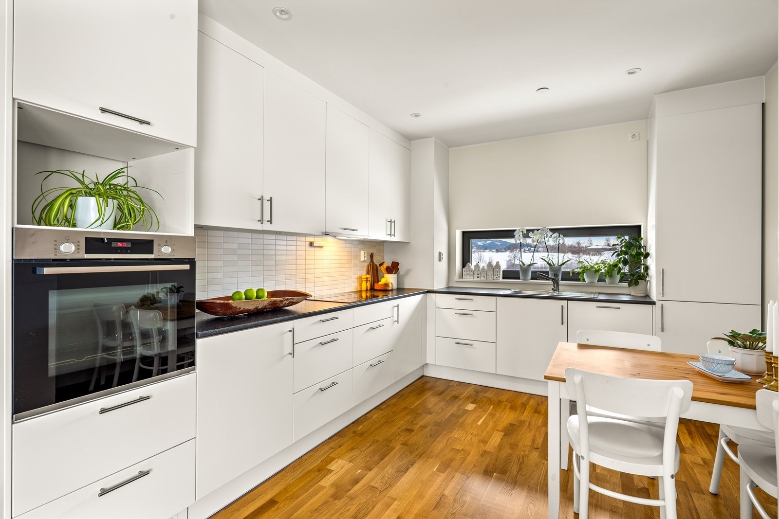 I tillegg til spisestue, er det god plass til spisebord på kjøkkenet. Galleribilde