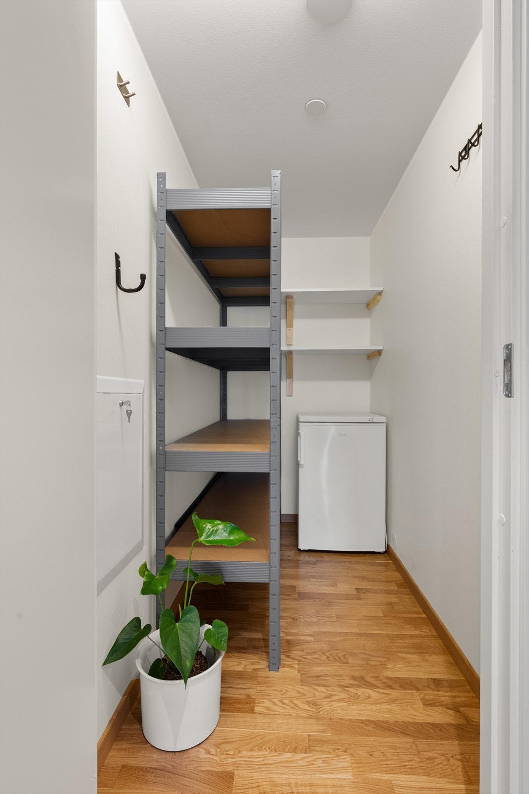 Leiligheten har en praktisk innvendig bod som gir gode muligheter for oppbevaring. Galleribilde