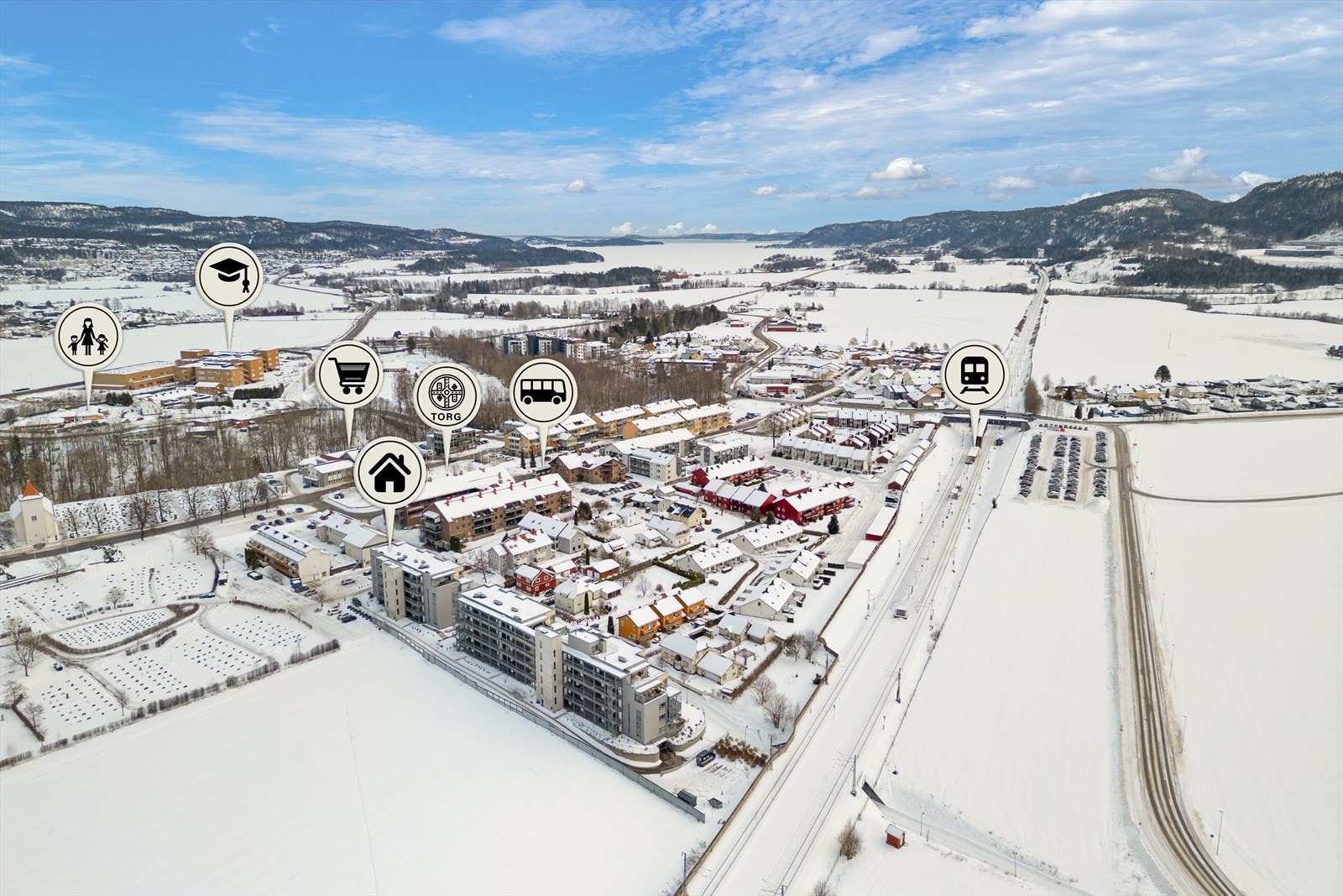 Fra leiligheten er det kun en kort spasertur til butikker, caféer, serveringssteder og vinmonopol, samt buss- og togstasjonen med hyppige avganger mot Drammen, Oslo og byene i Vestfold. Galleribilde