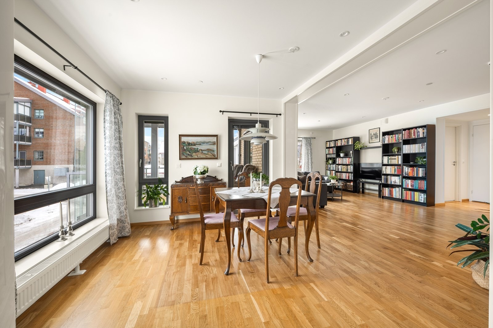 Spisestuen ligger i praktisk tilknytning til kjøkkenet. Galleribilde