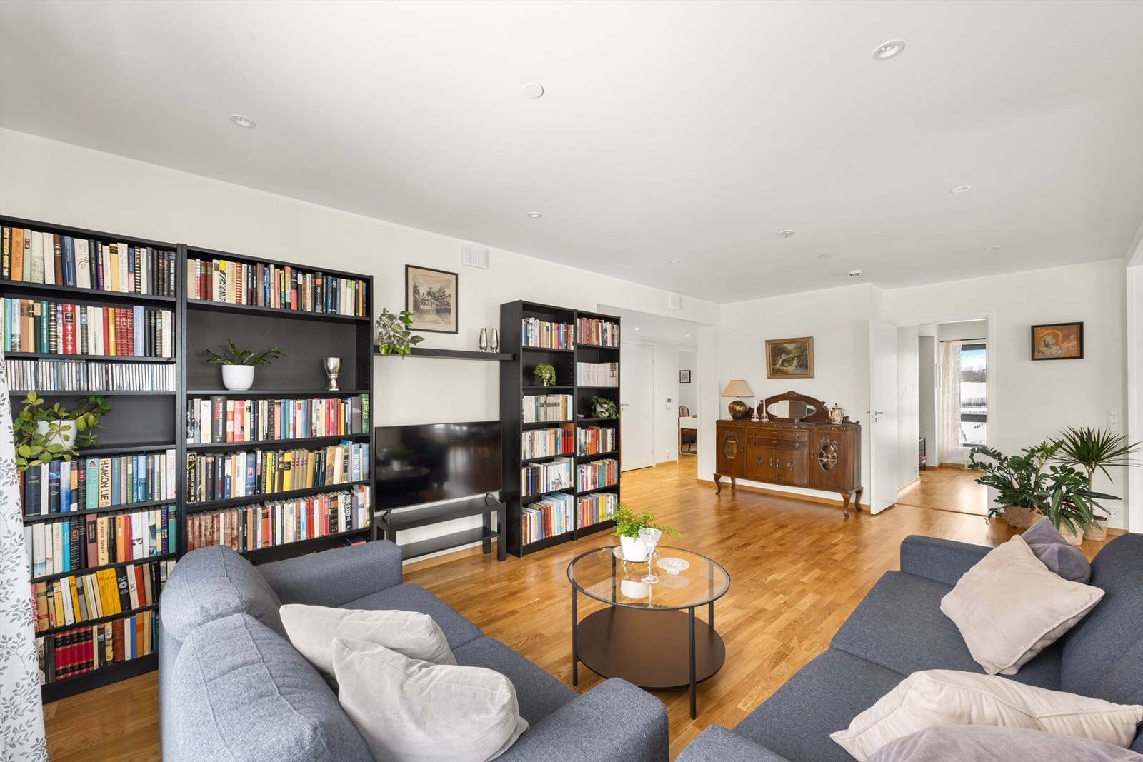 Den åpne stue- og kjøkkenløsningen gir et sosialt og luftig oppholdsrom med god plass til både spisestue og sofagruppe. Galleribilde