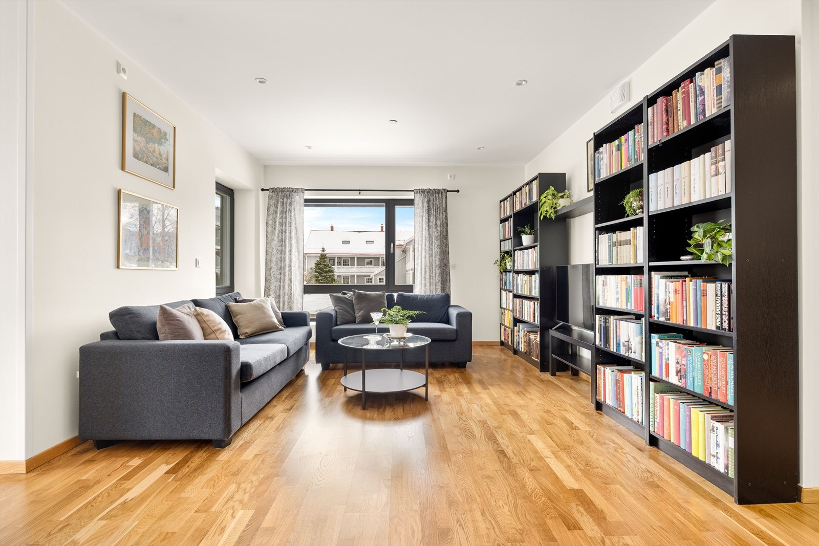 Stuen er enkel å møblere i ønskede soner. Galleribilde