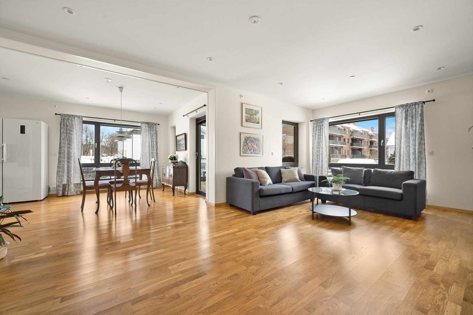 Store vindusflater sørger for godt, naturlig lys. Galleribilde