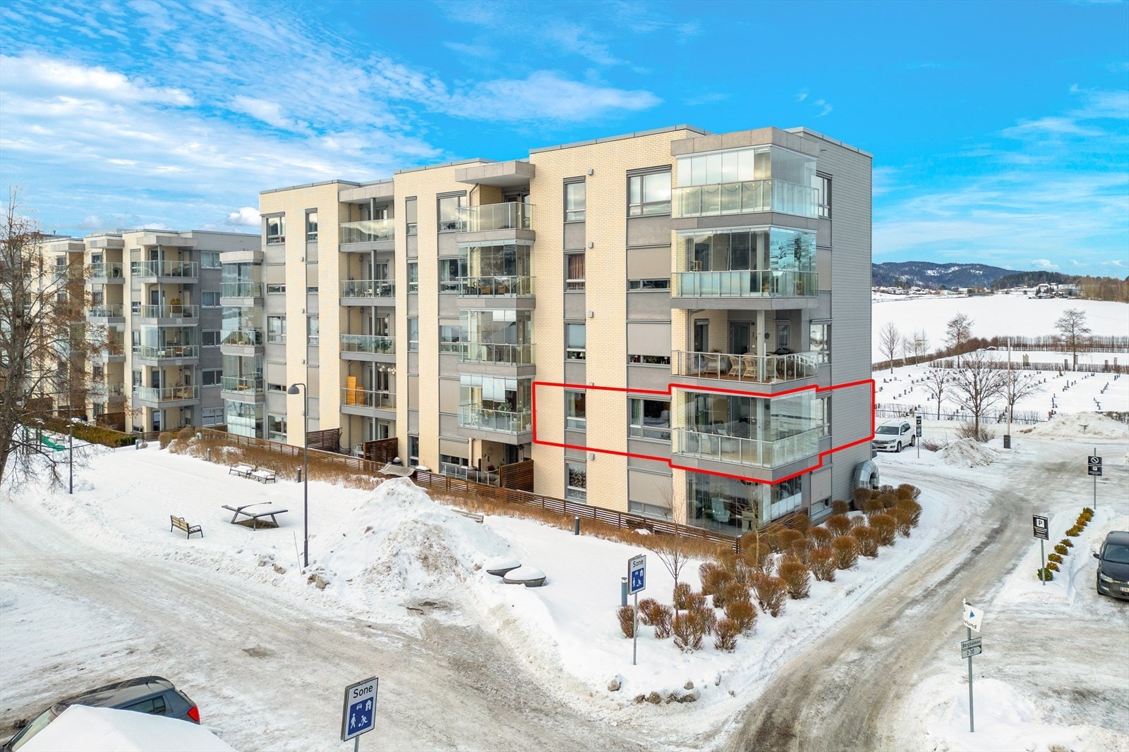 Bergbakken 8 har en sentral og attraktiv beliggenhet i et rolig område midt i hjertet av Sande sentrum. Galleribilde