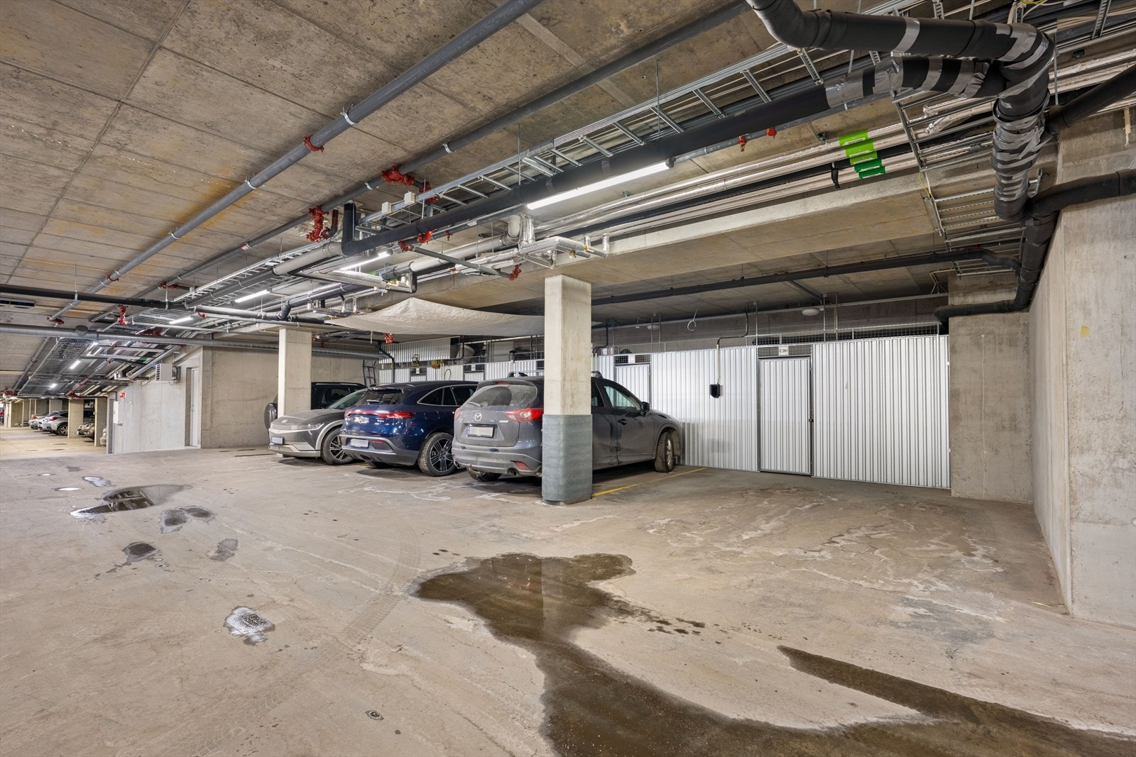 Parkeringsplass i felles garasjekjeller. Galleribilde