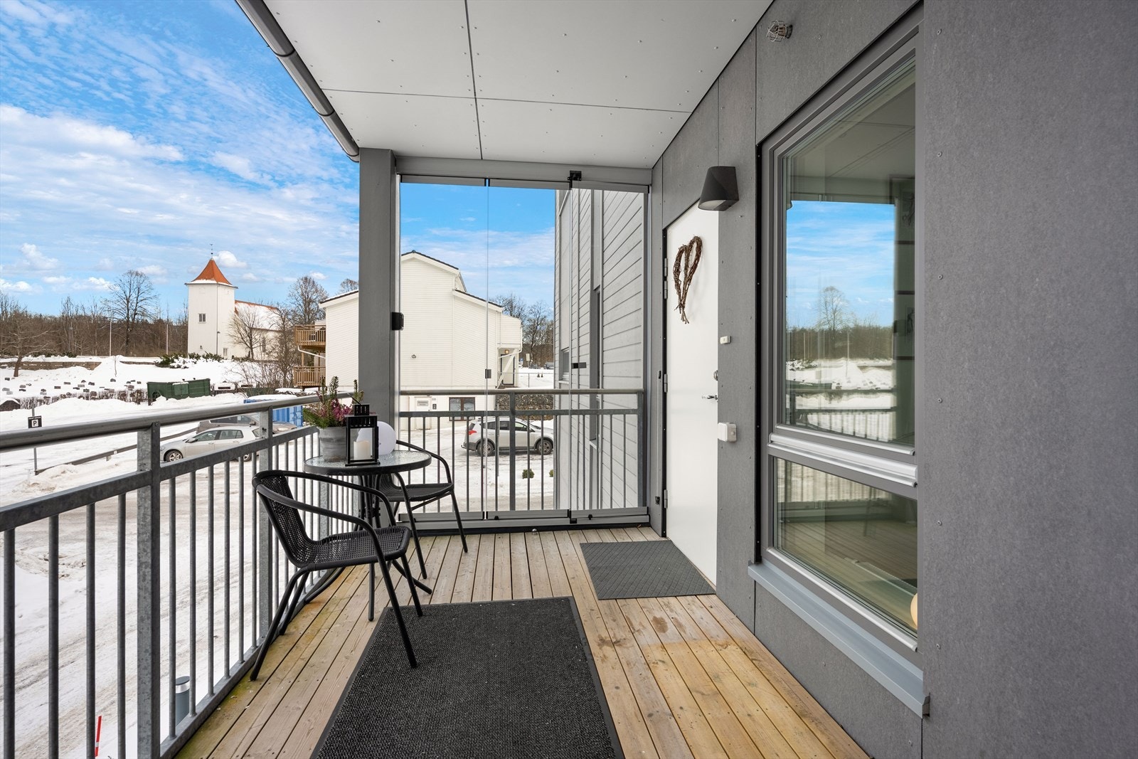 Hyggelig, overbygget inngangsparti ønsker velkommen. Galleribilde