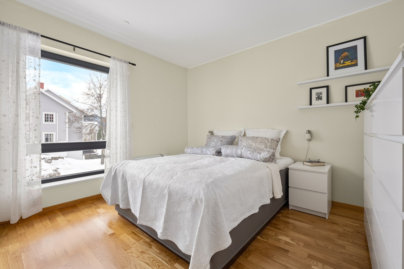 Leiligheten har 3 soverom. Her er hovedsoverom. Galleribilde