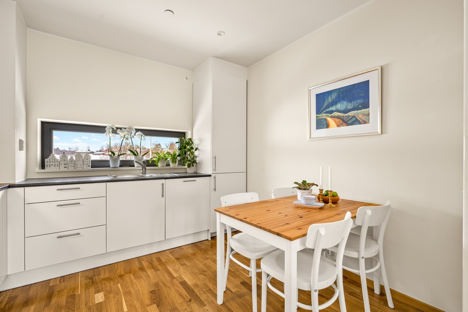 Det er godt med både skap- og benkeplass, noe som gir gode arbeidsforhold. Galleribilde