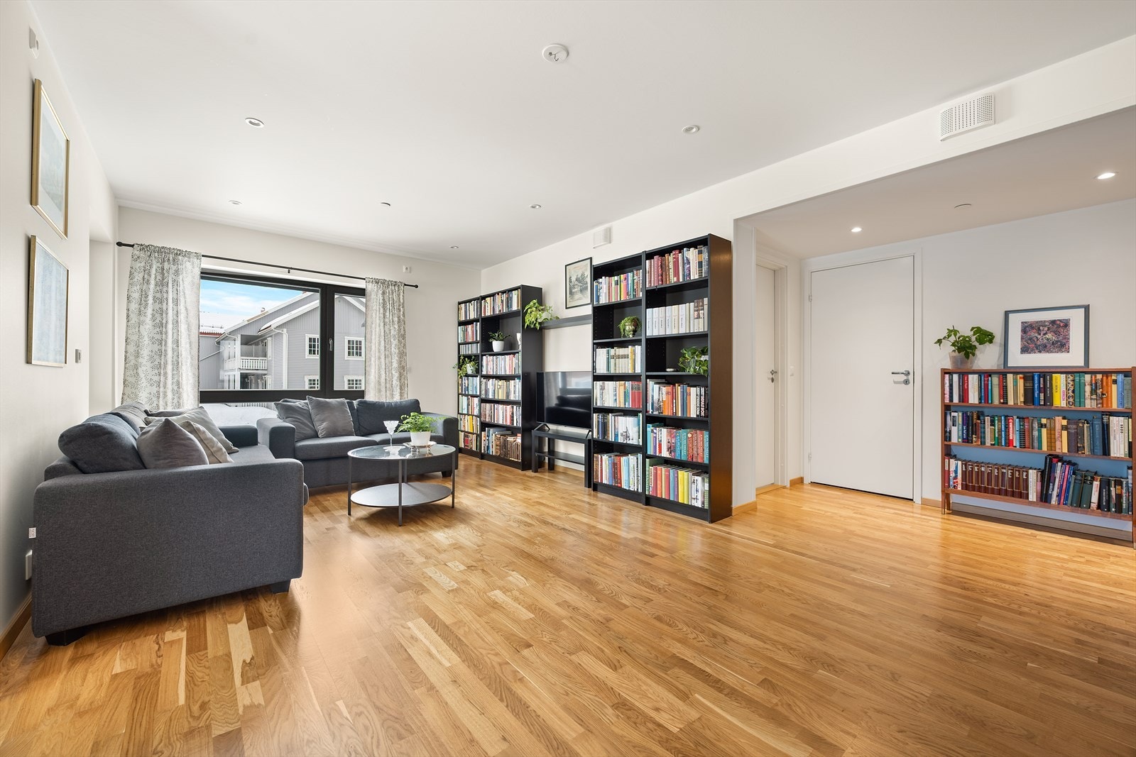 Hovedsakelig malte veggflater i lyse fargetoner. Parkett på gulv og downlights i tak. Galleribilde