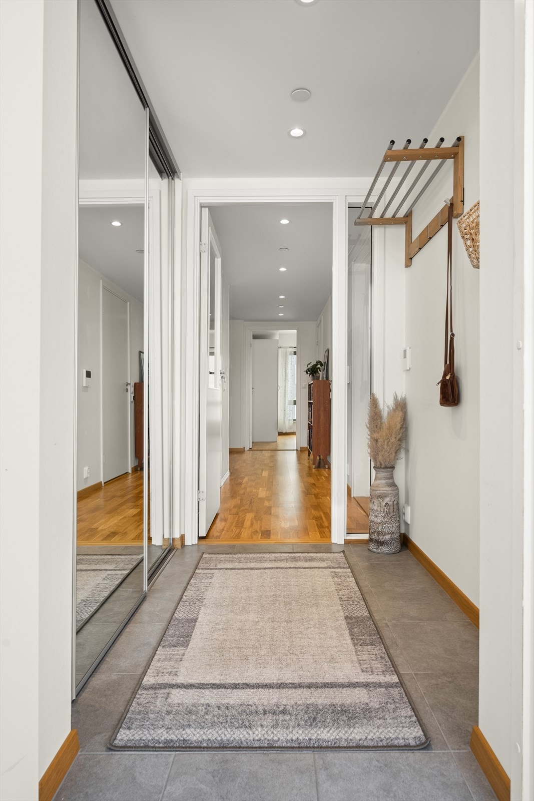 Lys entré med praktisk skyvedørsgarderobe for oppbevaring av yttertøy sørger for et ryddig "velkommen inn". Galleribilde