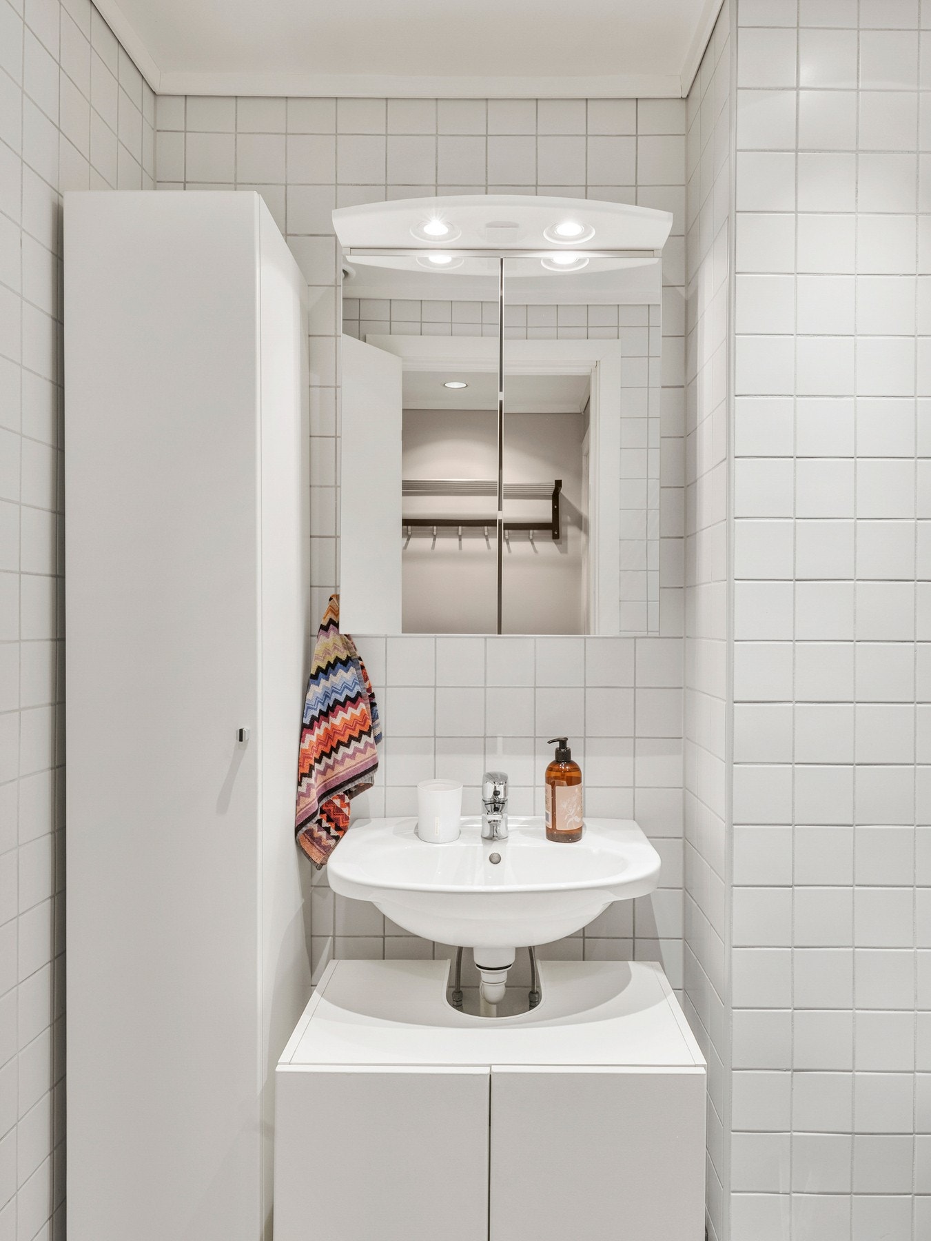 Pent, flislagt bad fra 2006 (brl regi.). Badet er innredet med dusjhjørne, toalett, servant og speilsskap Galleribilde