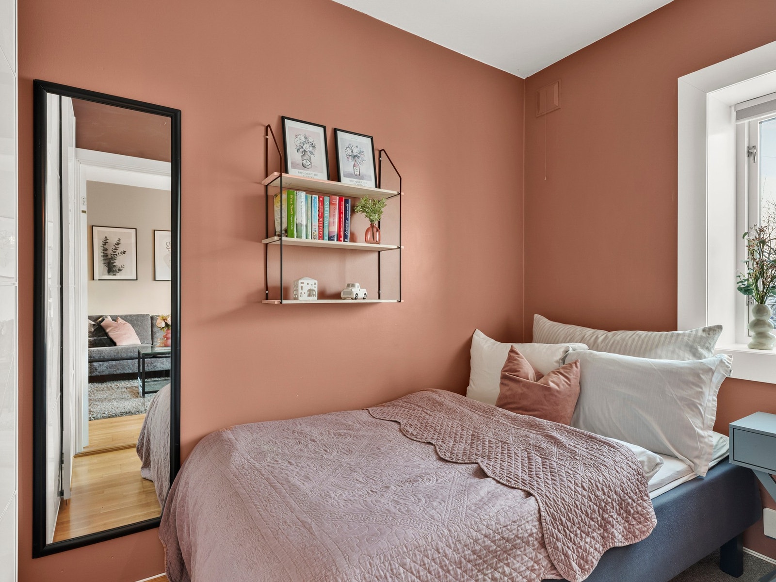 Soverommet er av god størrelse med plass til seng, nattbord og tilhørende garderobe Galleribilde