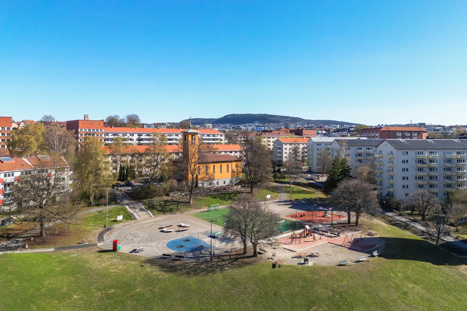 Iladalen park gir en ypperlig balanse mellom urbant byliv og grønne pusterom, et ideelt sted for piknik, trening eller en rolig kaffepause i solen Galleribilde