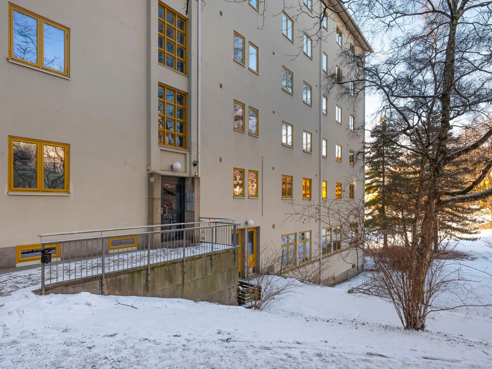 Felles inngangsparti med direkte adkomst ut til vakre Iladalen Galleribilde