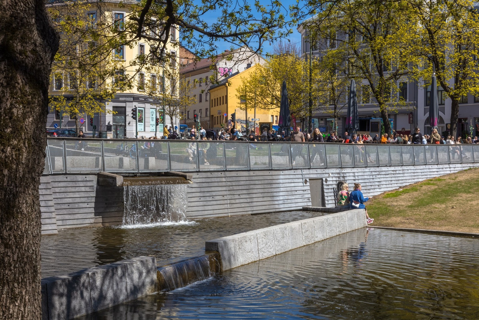 Det er flere uteserveringer ved Alexander Kiellands Plass, en kort spasertur unna Galleribilde