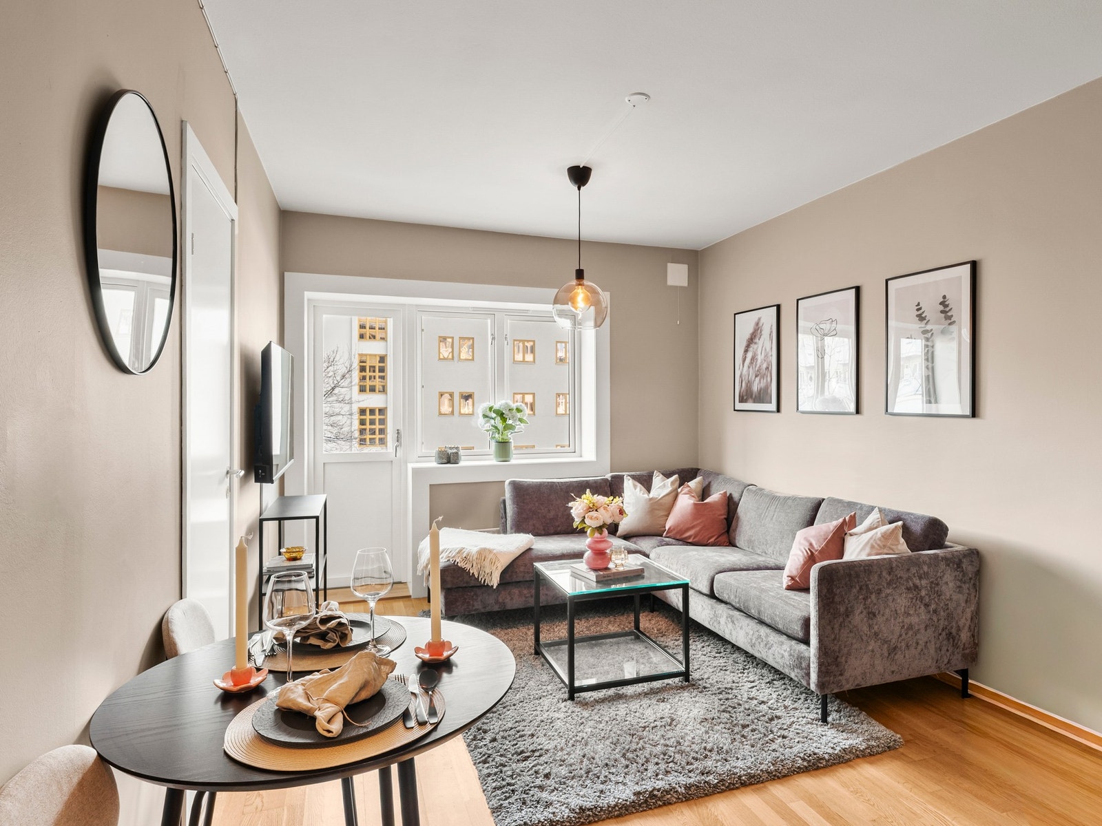 Caroline Birkenes v/EIE ønsker velkommen til Vøyensvingen 18 D! Foto: Sebastian Cruz Galleribilde