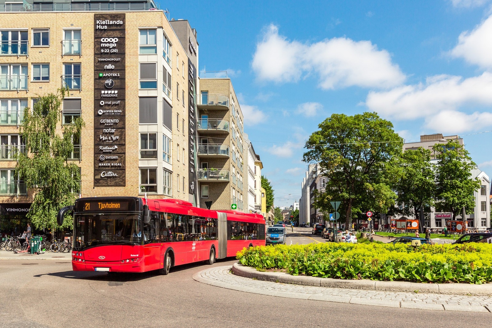 På det trivelige nærsenteret Kiellands hus finner du en stor Coop Mega med ferskvaredisk, apotek, vinmonopol m.m Galleribilde