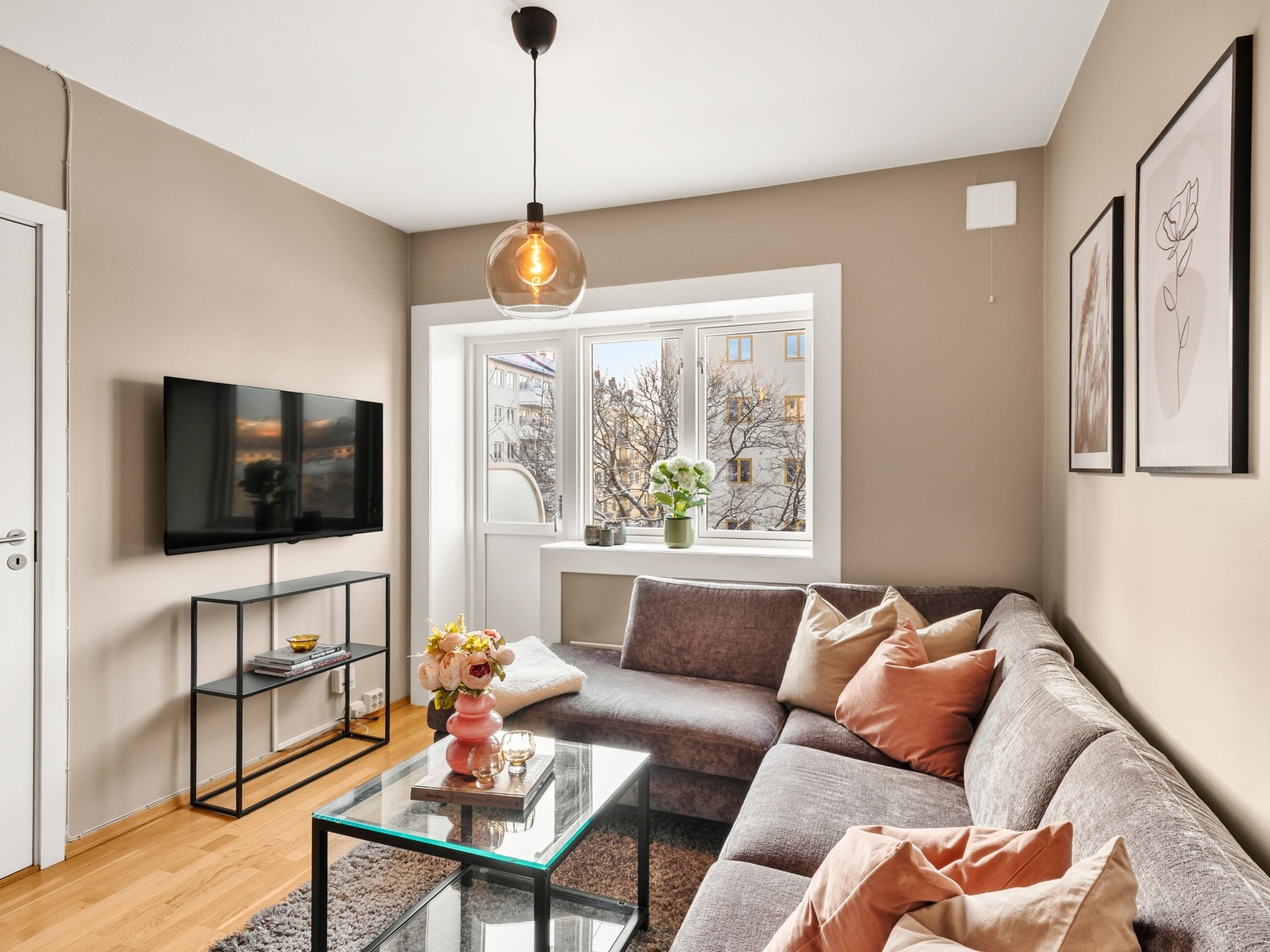 Den gode planløsning gir plass til sofa, spisebord og tilhørende møblement Galleribilde