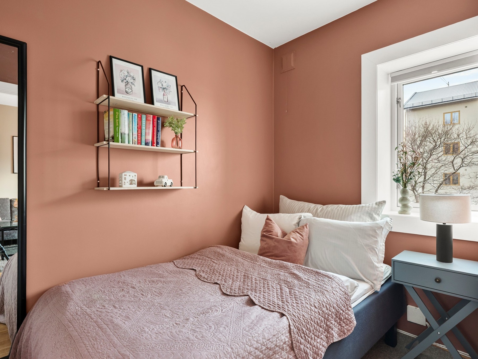 Rolig, skjermet beliggenhet kombinert med en lun fargetone tilrettelegger for en god nattesøvn Galleribilde