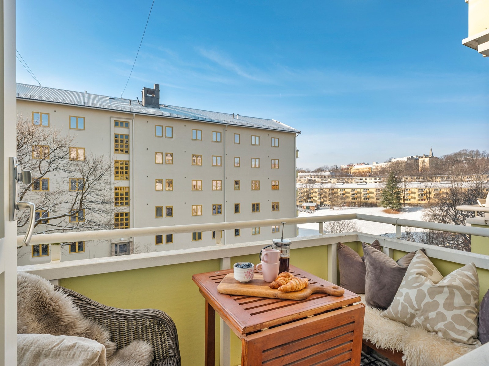 Balkongen er på ca. 3 kvm og kan enkelt innredes med et hyggelig utemøblement Galleribilde