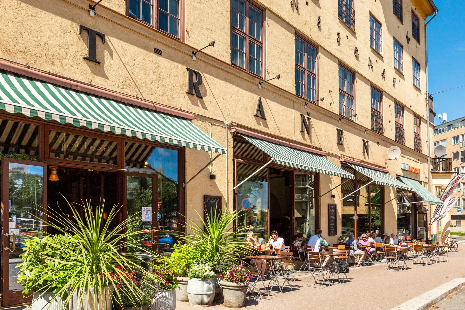 Tranen er et historisk og levende samlingspunkt på Alexander Kiellands, her tilbys håndverksbakst på dagtid og prisbelønt pizza på kveldstid, alt i et sjarmerende og tradisjonsrikt lokale Galleribilde