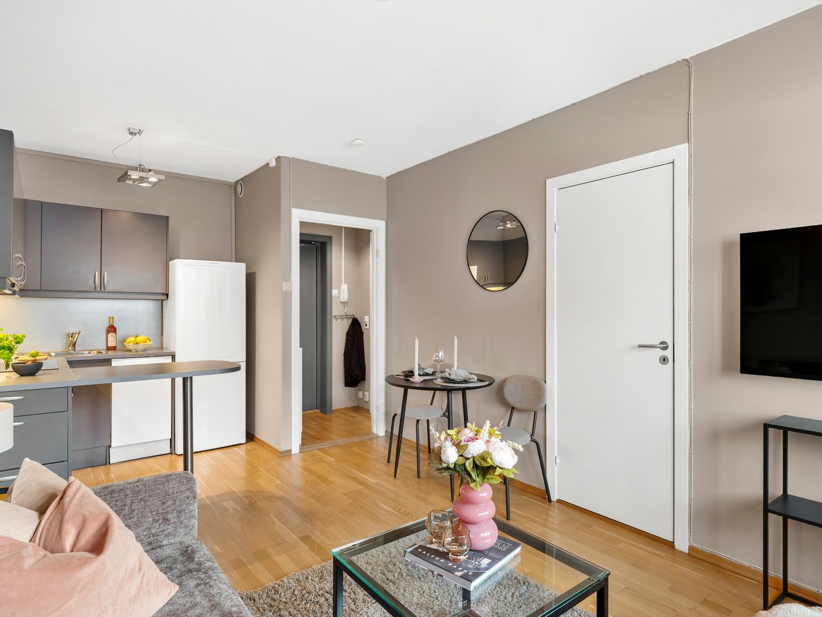 Dette er et perfekt førstegangskjøp. Lave kjøpsomkostninger og ingen forkjøpsrett. Varmtvann og internett er også inkludert i felleskostnadene Galleribilde