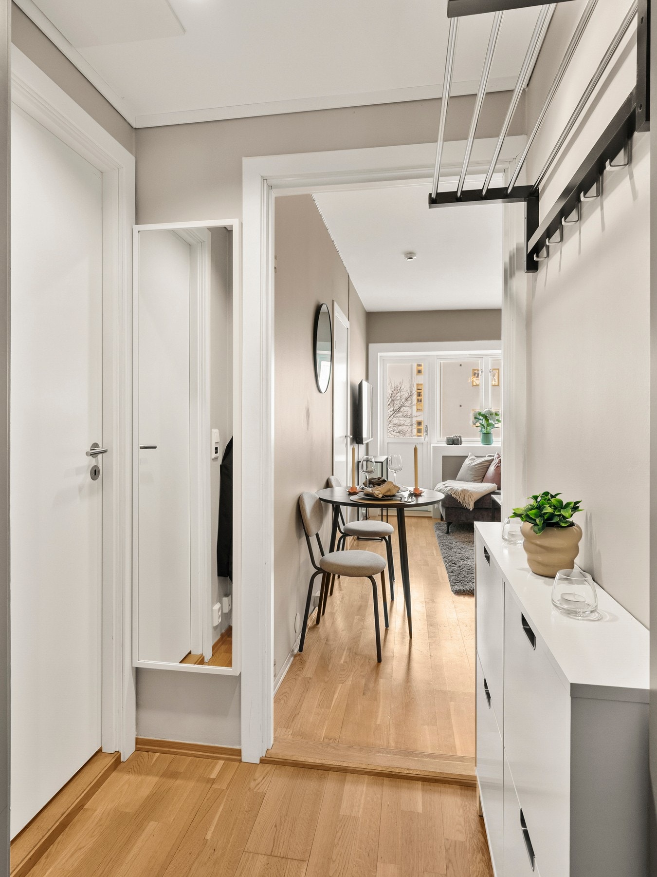 Du blir ønsket velkommen inn i en lys entré med plass til oppheng av yttertøy Galleribilde