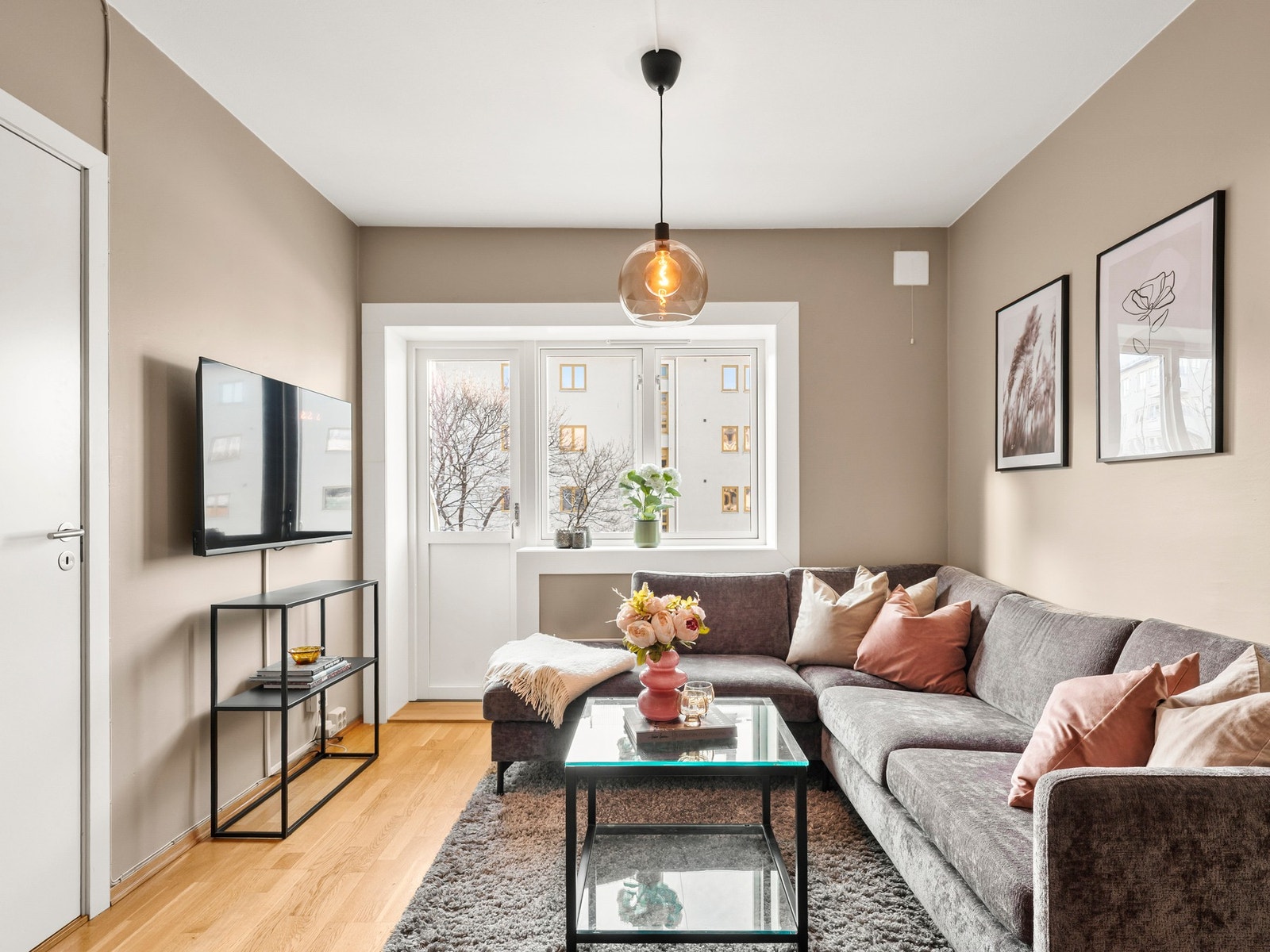 De store vindusflatene i rommet slipper inn rikelig med dagslys. Vinduer og balkongdør ble for øvrig tatt i 2025 i regi av brl Galleribilde