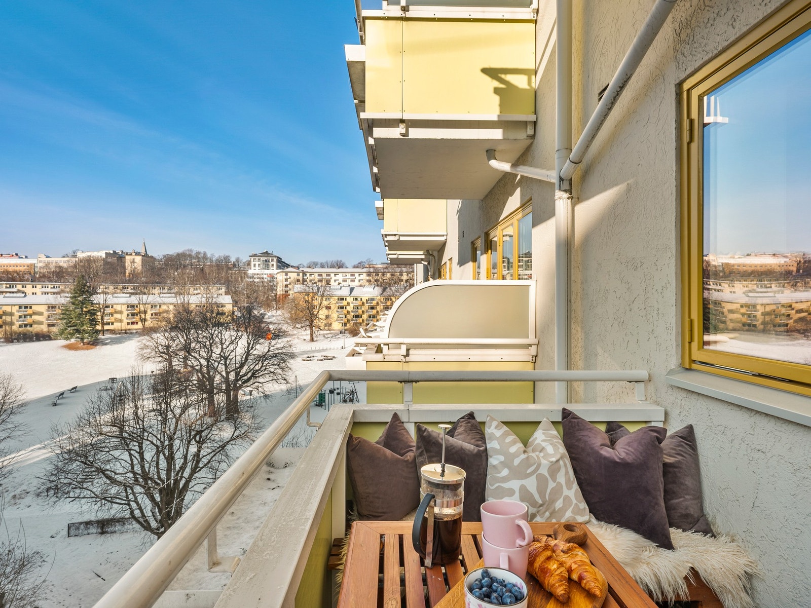 Solrik, vestvendt balkong med utsikt mot parkområde Galleribilde