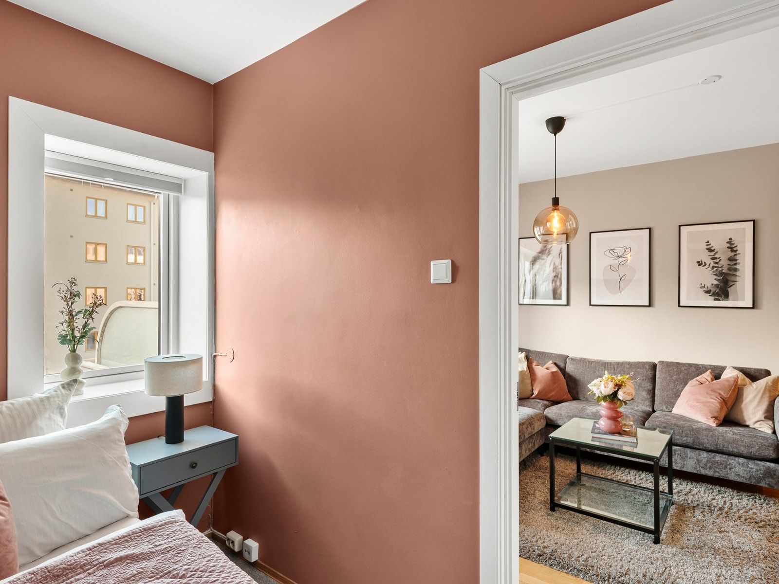 Fra stuen har du adkomst til leilighetens soverom Galleribilde