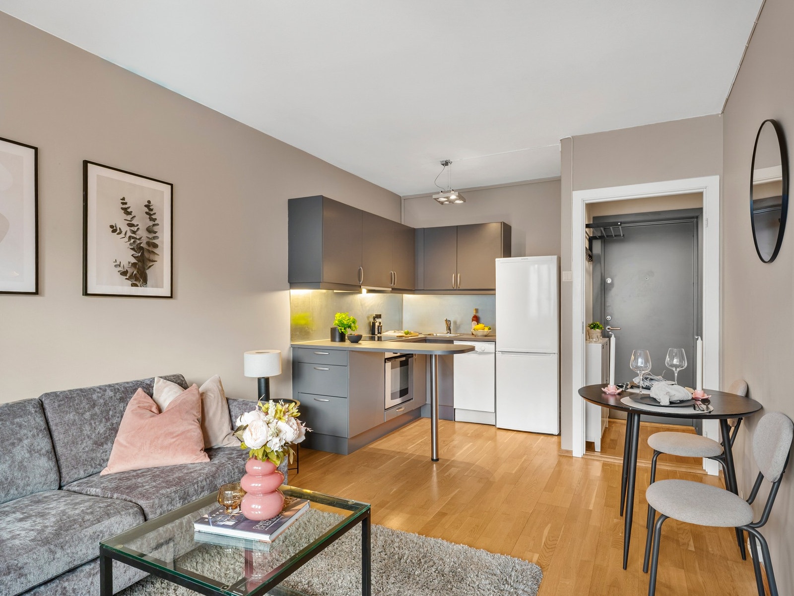 Stuen og kjøkkenet har en åpen og sosial planløsning som bidrar til en luftig romfølelse Galleribilde