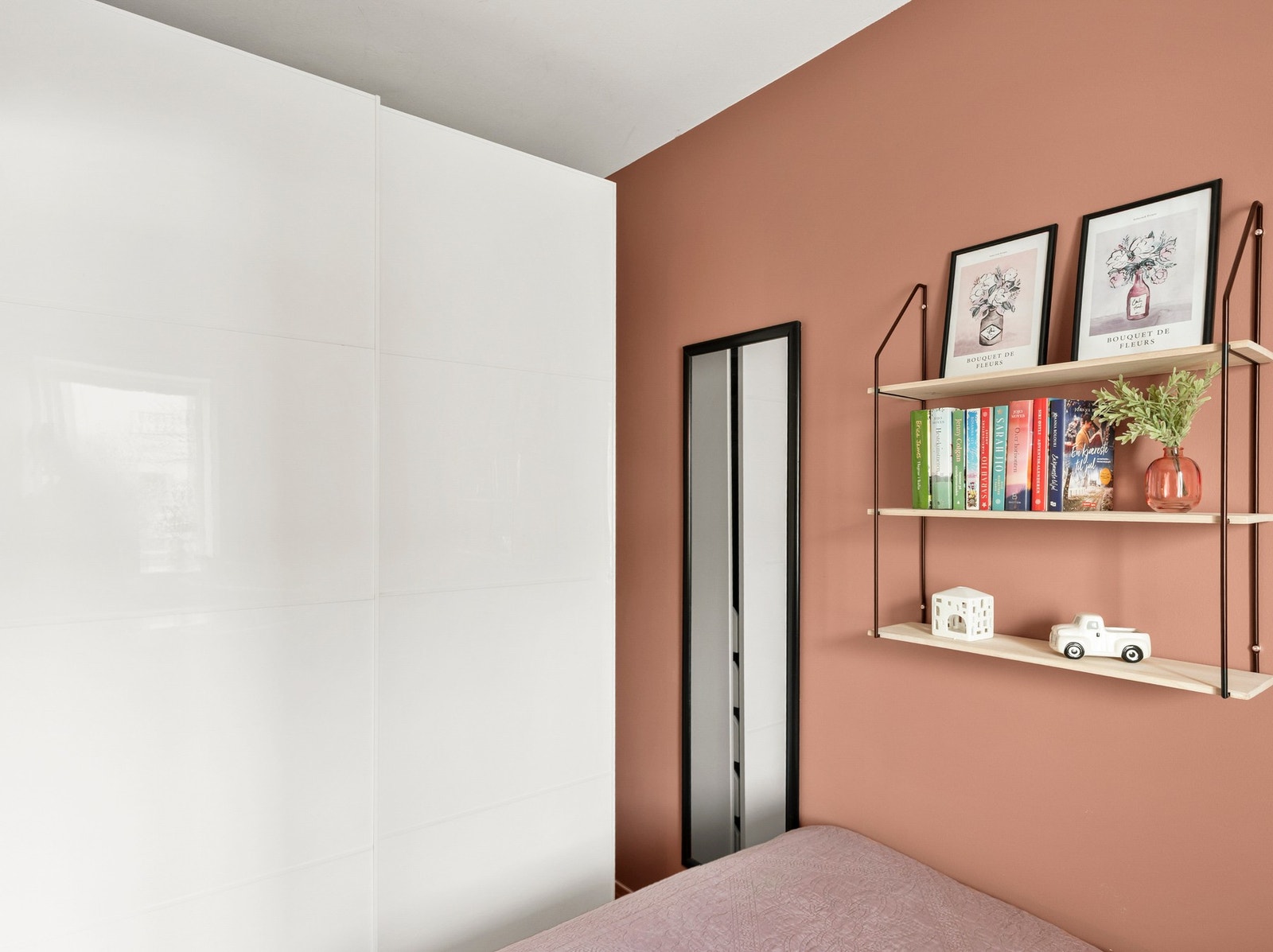 Her har man mye lagringsplass i skyvedørsgarderobe! Galleribilde