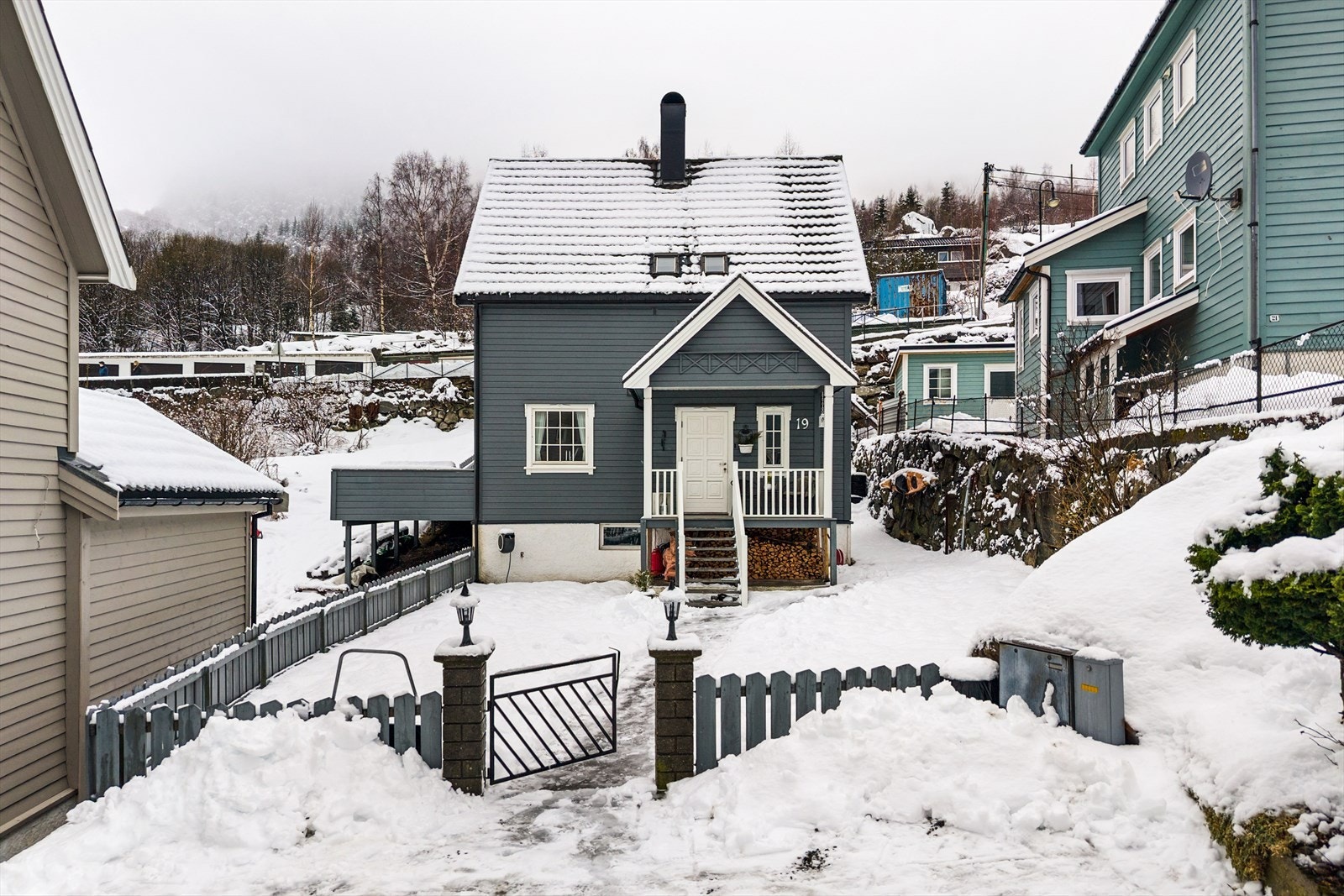 Det er biloppstillingsplass til to biler på egen tomt. Galleribilde