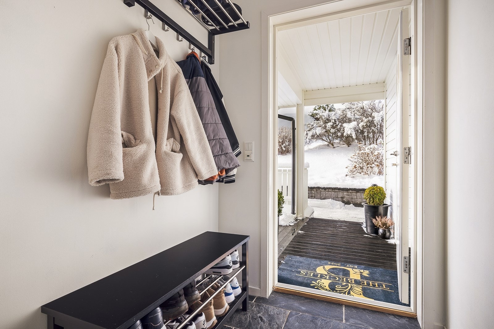 Velkommen inn i entreen! Entreen måles til 2,5m² og har plass til å henge fra seg yttertøy og sette fra seg sko. Galleribilde