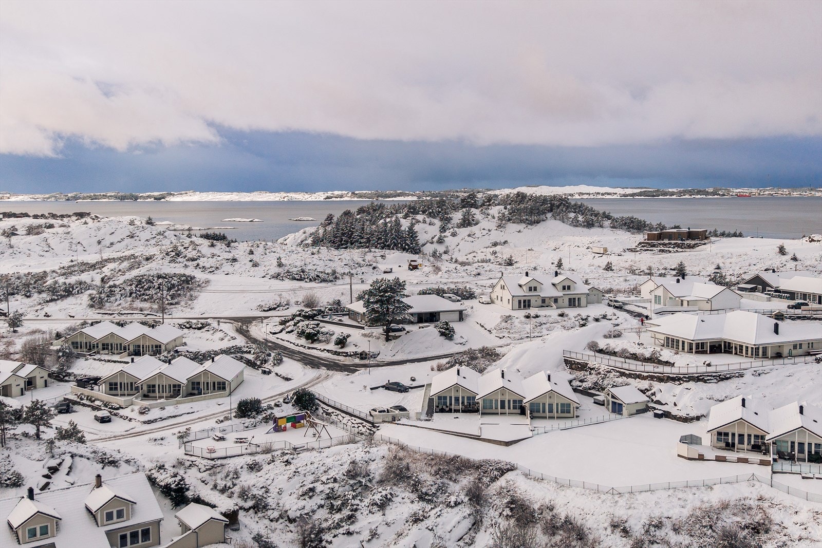 En beliggenhet hvor du bor tett på sjø og landlige omgivelser Galleribilde