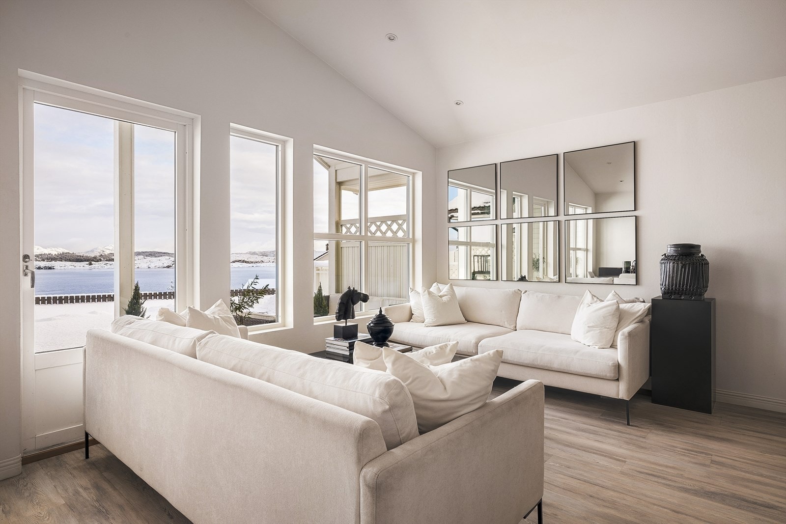 Her er det god plass til trivelig sofagruppe, hvor sosiale og avslappende stunder kan tilbringes. Galleribilde