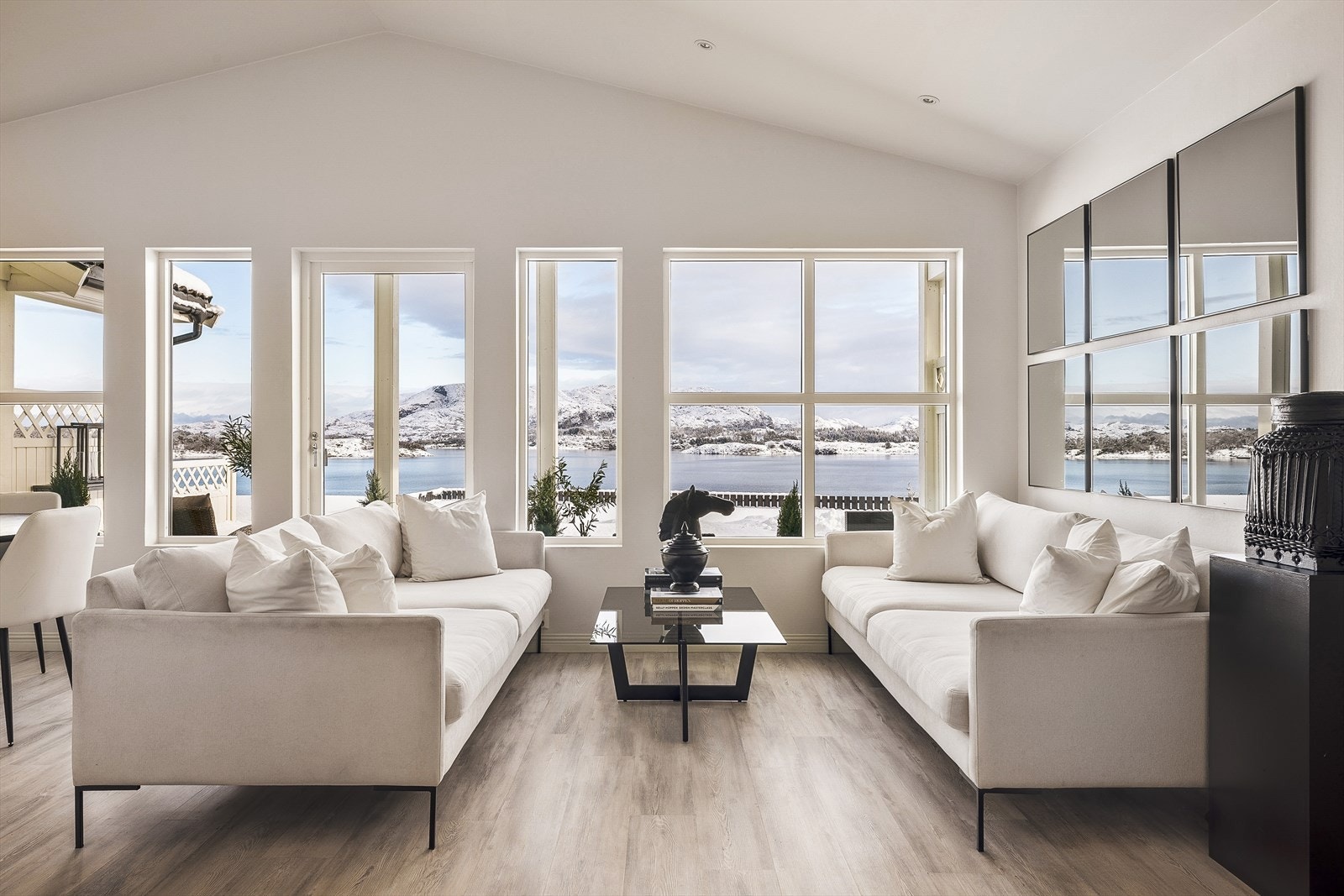 Et nydelig enderekkehus, med unik beliggenhet og fantastisk utsikt over Herdlefjorden. Galleribilde