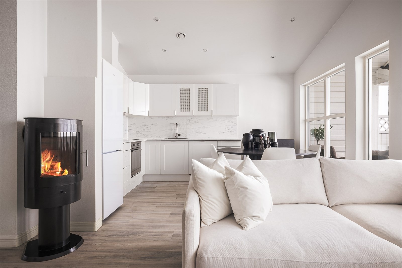 I stuen er det laminat på gulv, malt strie på vegger og malt platekledning i himling med innfelte spotlights. Galleribilde