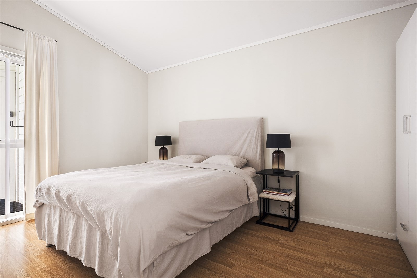 Soverom 1 i boligen måles til 11,7m² og har plass til dobbelseng og annet trivelig soveromsmøblement, samt klesskap. Galleribilde