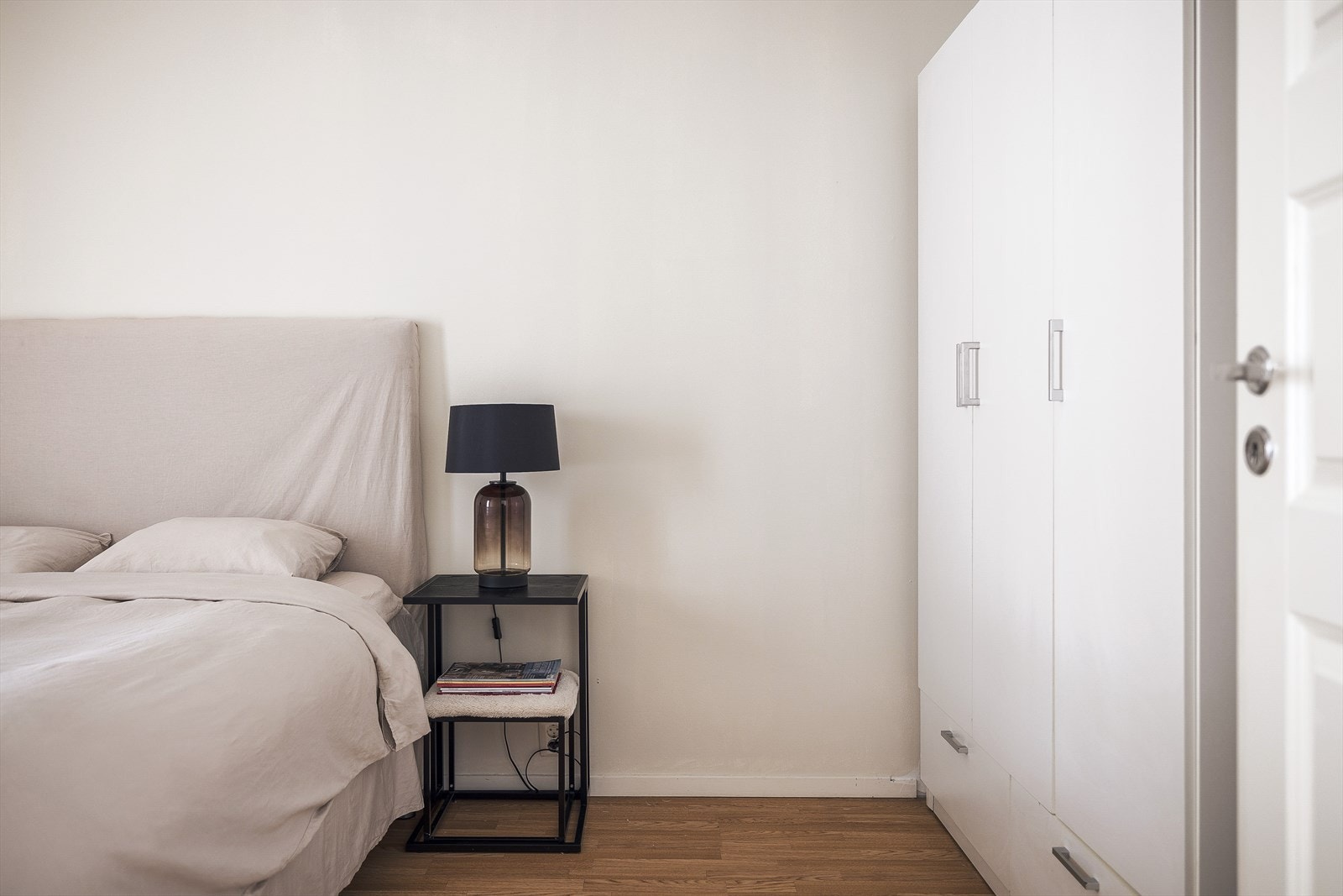 På soverommet kan det nevnes at det er laminat på gulv med varmekabler som bidrar til ekstra god komfort Galleribilde