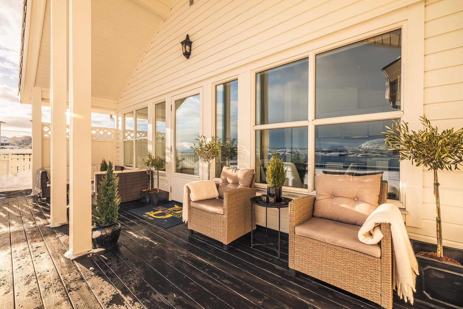 Utgang fra stue/kjøkken via terrassedør til en 87,9 m² stor terrasse. Galleribilde