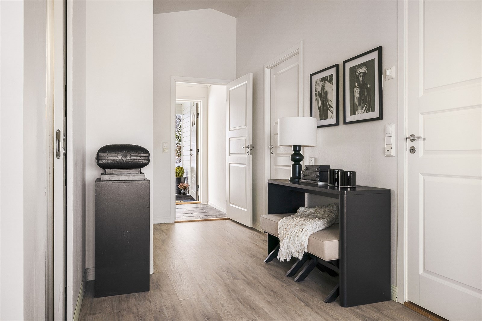 Videre ledes du naturlig inn til resten av boligens rom via en lys og oversiktlig gang Galleribilde