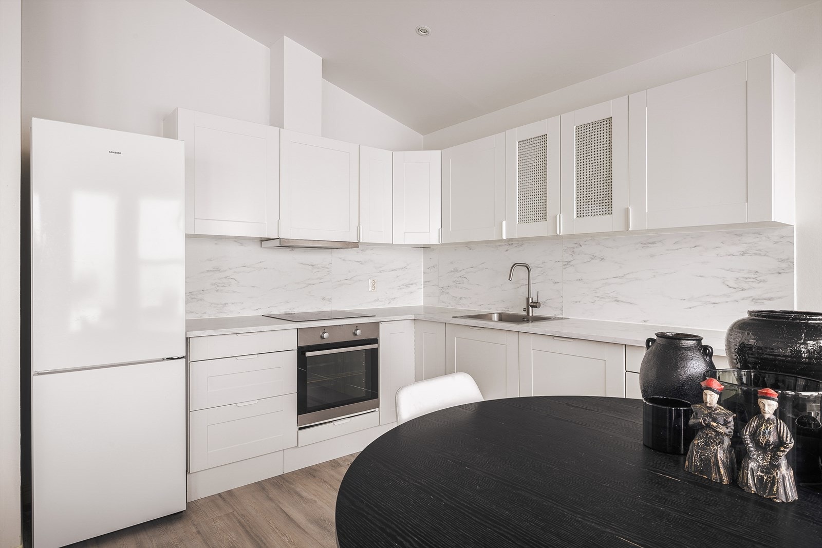 I tillegg er kjøkkenet utstyrt med integrerte hvitevarer, derav stekeovn, platetopp og oppvaskmaskin. Galleribilde