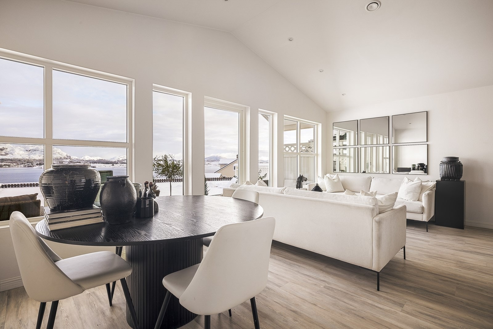 Stuen er romslig og måles til hele 36,8m², og byr på gode møbleringsmuligheter. Galleribilde