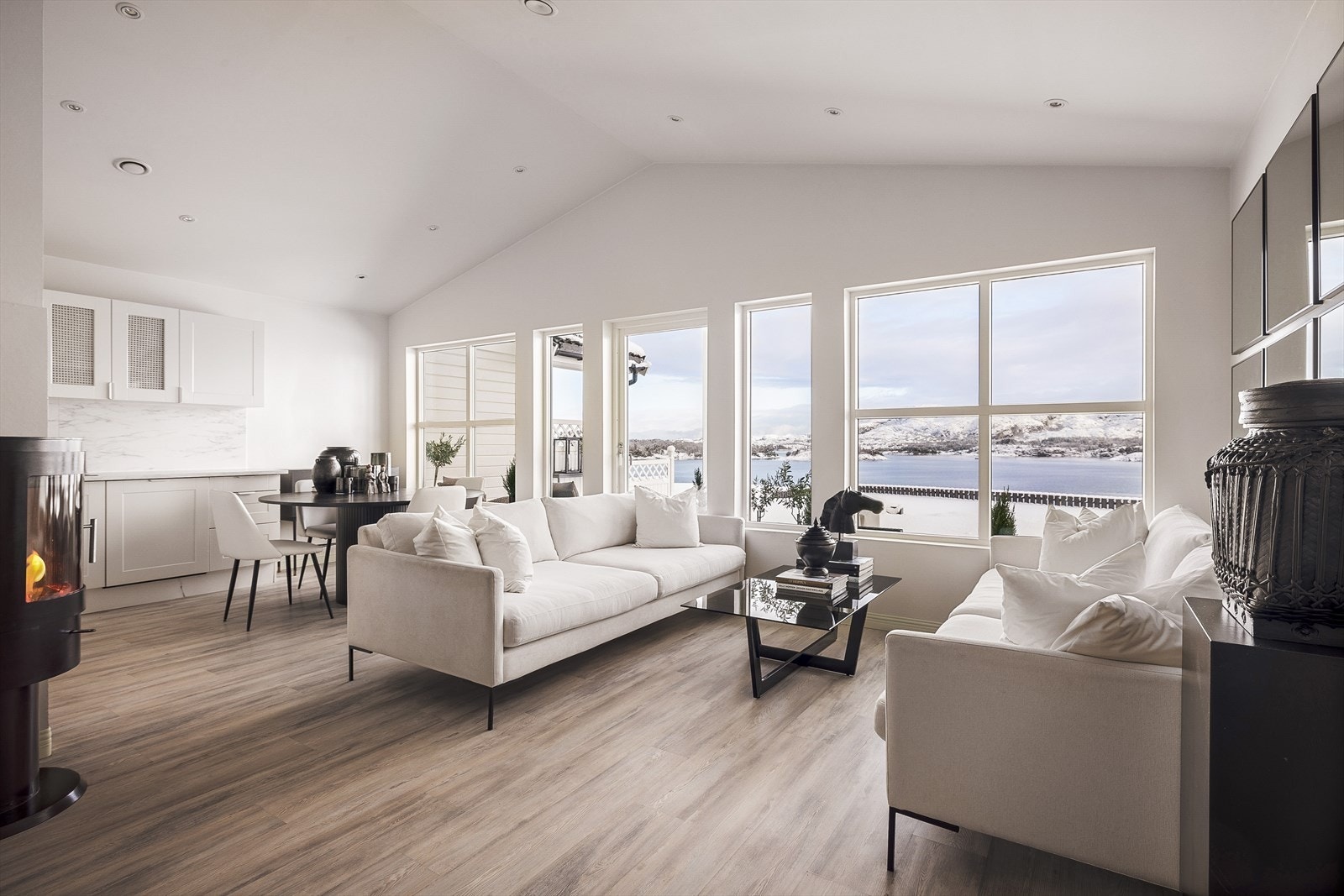 En herlig åpen stue/kjøkkenløsning bestående av flotte kvaliteter som sørger for et varmt og behagelig innemiljø. Galleribilde