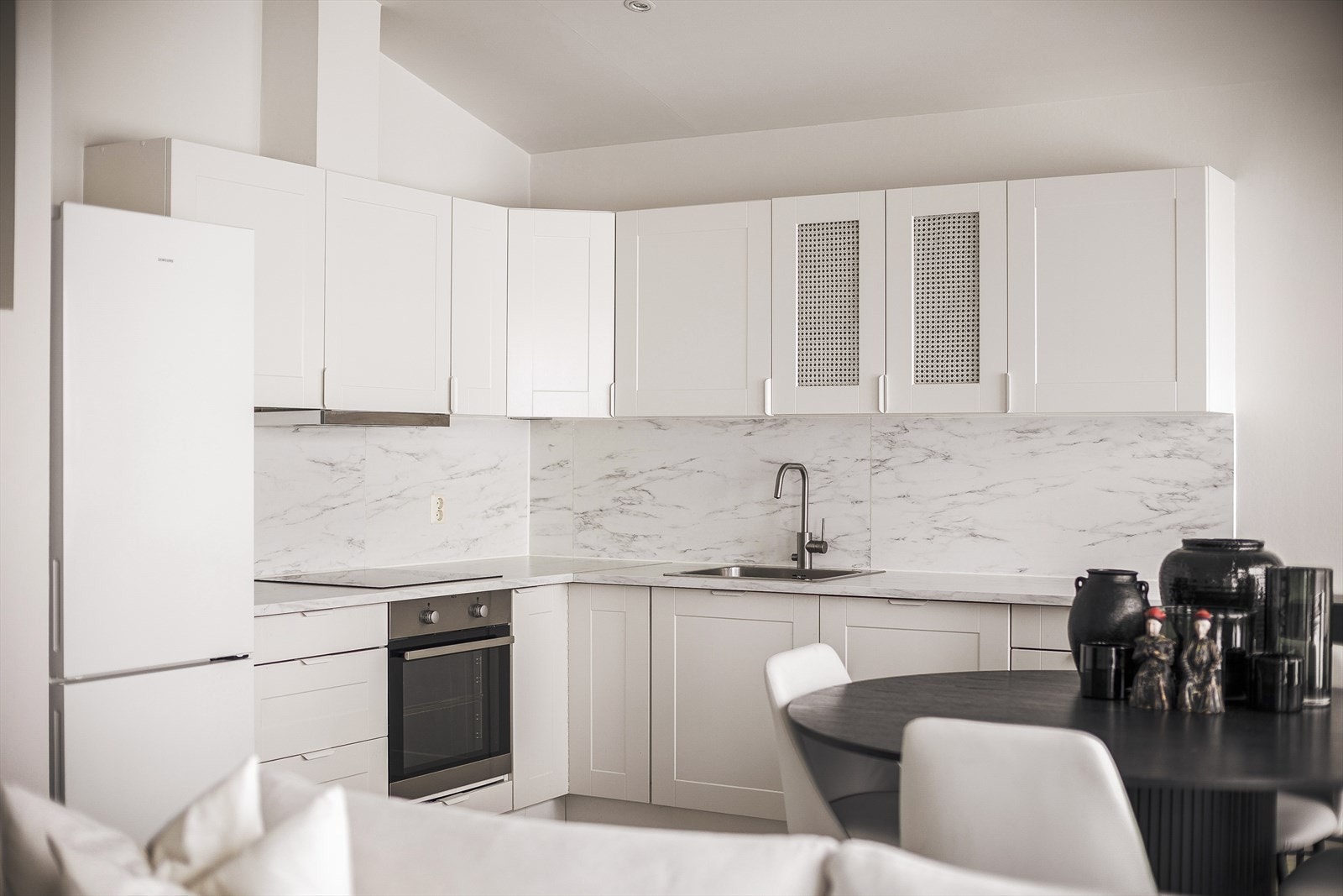 Kjøkkeninnredning er av moderne standard med profilerte fronter og laminert benkeplate. Galleribilde